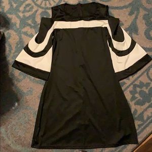 Peek a boo sleeve A line dress